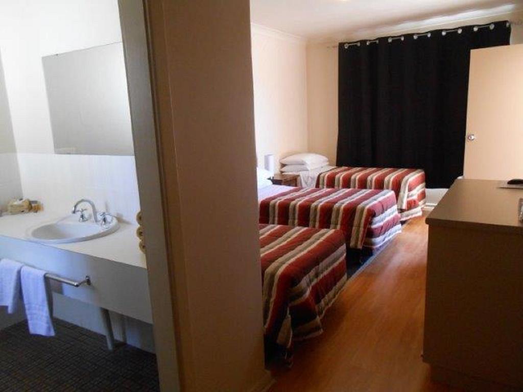 Acacia Ridge Motor Inn Порт Огъста Стая снимка